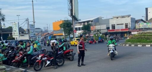 Polri Hadir Memberikan Pelayanan Pengaturan Arus Lalu Lintas Pagi Hari