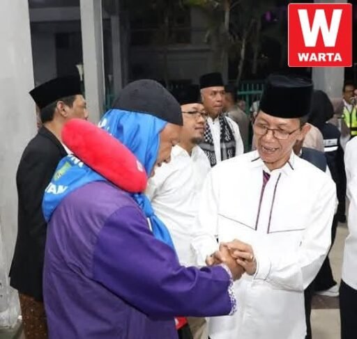 Walikota Batam Amsakar Kuatkan Hati Jemaah Calon Haji Kloter 1 Batam, Sebelum Terbang Ketanah Suci