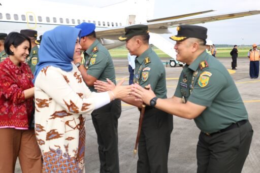 Dandim 0418/Palembang Sambut Kedatangan Ketua Umum Darma Pertiwi Di Bandara SMB II Palembang