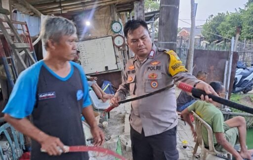 Bhabinkamtibmas Harapan Mulya Terima Penyerahan Sajam dari Warga