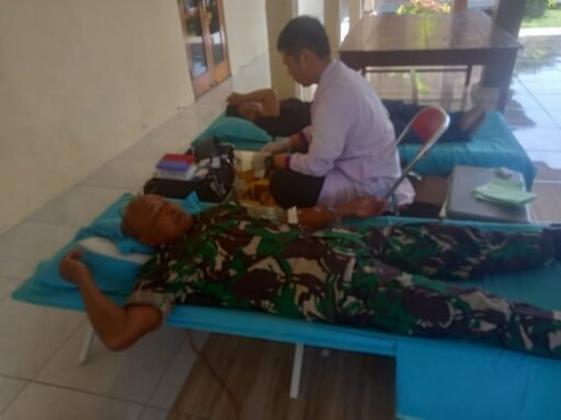 Wujud Peduli Kemanusiaan Babinsa Gombang Turut Donor Darah