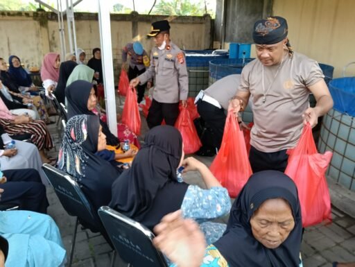 Panen Kelima Program Ketapang, Kapolres Serang Bagikan Ikan Lele Pada Warga Desa Citerep Ciruas