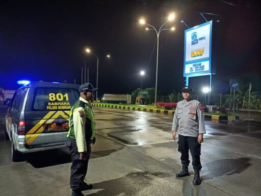 Polsek Ngimbang Gelar Patroli Blue Light Guna Cegah Dan Antisipasi Kejahatan 4C di Malam Hari