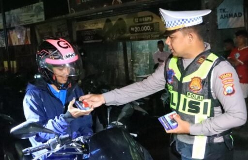 Tidak Hanya Razia, Polres Bangkalan Beri Hadiah Bagi Pengendara Motor Taat Berlalu Lintas