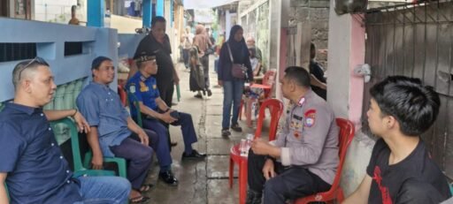 Bhabinkamtibmas Hadiri Takziah Anggota Linmas di Jatiwaringin