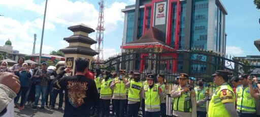 Pose RI Dan Tim Media Partner Dukung Kapolda Sumsel Dan Kapolres OI Tertibkan Pasar BBM Ilegal