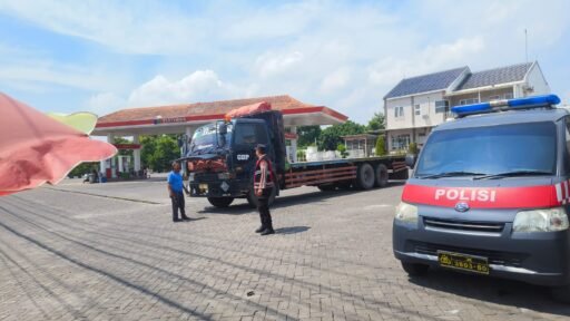 Cegah Premanisme, Polsek Paciran Gelar Patroli Rutin di SPBU Kemantren dan Makam Sunan Drajat.