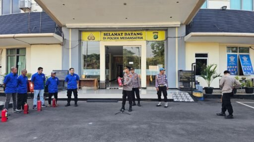 Polsek Medansatria Gelar Pelatihan Penggunaan APAR untuk Menghadapi Aksi Unjuk Rasa