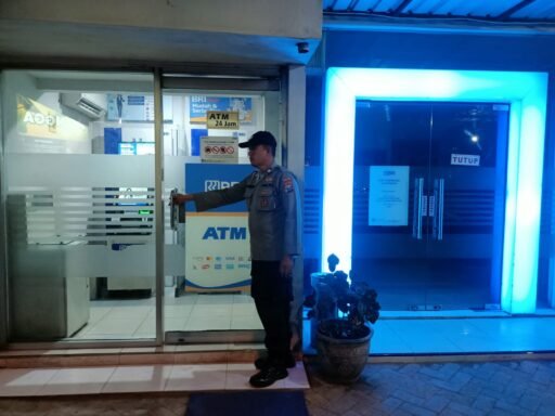 Cegah Kriminalitas Dan Antisipasi 4C Polsek Ngimbang Melaksanakan Patroli Blue Light Di Malam Hari