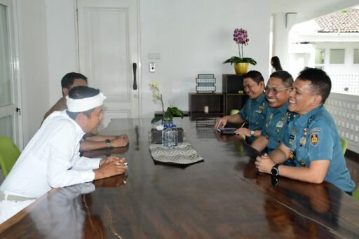 Komandan Lanal Bandung Dampingi Aspotmar Kasal Kunjungi Gubernur Jabar Jalin Silaturahmi