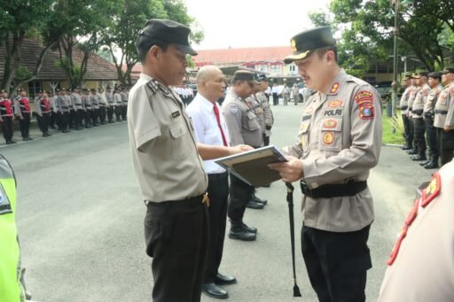 Kapolres Binjai Berikan Reward Terhadap Personil Yang Berprestasi