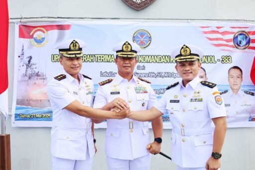 Komandan Pangkalan TNI Angkatan Laut Dumai Pimpin SertijabKomandan KRI Imam Bonjol-383
