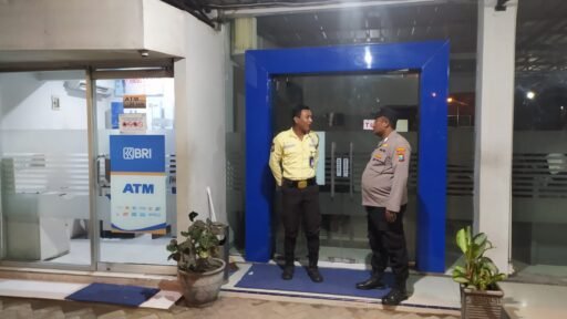 Antisipasi Kriminalitas Cegah, Tangkal 3C Di Malam Hari Polsek Ngimbang Gelar Patroli Blue Light