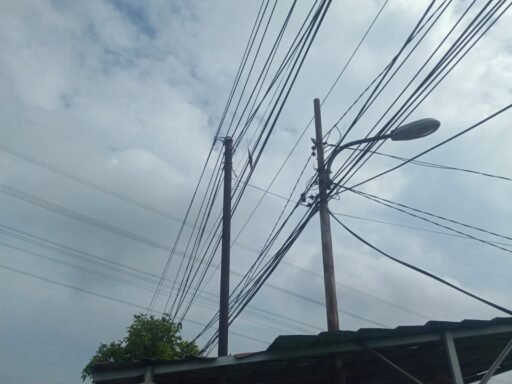 Warga Keluhkan Kabel Bergantungan Semrawut, Tak Jelas Milik Siapa
