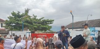 Aksi Protes Warga Desa Mayangan dan Kepanjen Berujung Penyegelan Pintu Gerbang PT DGS