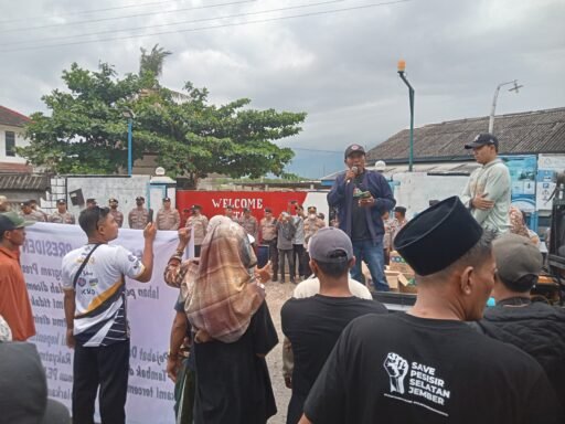 Aksi Protes Warga Desa Mayangan dan Kepanjen Berujung Penyegelan Pintu Gerbang PT DGS