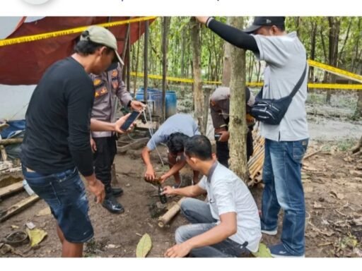 Respon Cepat Laporan Warga, Polsek Ngimbang Police Line Sumur Keluarkan Bau Menyengat