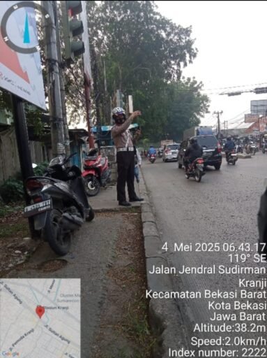 Polsek Bekasi Barat Membantu Masyarakat Pengguna Jalan Dengan Pengaturan Lalu Lintas Di Hari Libur