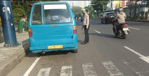 Polsek Jatisampurna Gelar Gatur Lalin, Atasi Kemacetan di Titik Rawan Cibubur dan Sekitarnya
