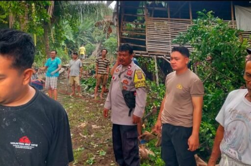 Bhabinkamtibmas Bersama Warga Melakukan Kerja Bakti Membersihkan Sampah Pinggir Kelurahan Pejuang