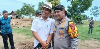 Acara Radenmas di Pantai Florida, Warga dan Pejabat Berebut Foto Bareng Kapolres Serang