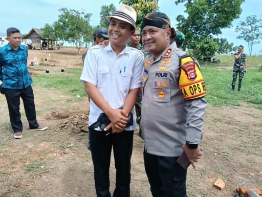 Acara Radenmas di Pantai Florida, Warga dan Pejabat Berebut Foto Bareng Kapolres Serang