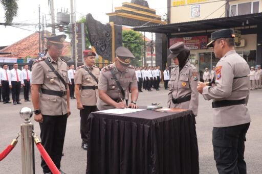 Serah Terima Kenaikan Pangkat Pengabdian dan Pejabat Utama Polres Lamongan Berlangsung Khidmat