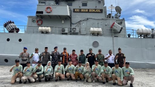 Danlanal Simeulue Beserta Forkopimda Kabupaten Simeulue Sambut Kedatangan KRI Imam Bonjol-383