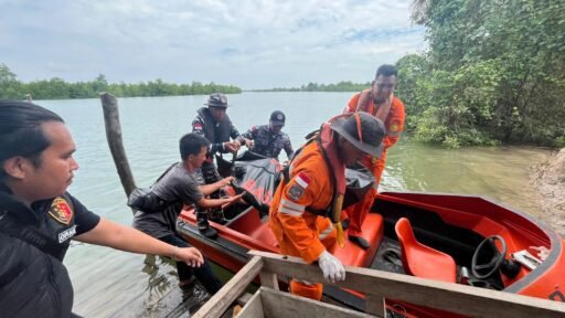 TNI AL Dan Tim SAR Gabungan Berhasil Temukan Jenazah Nelayan Tenggelam Di Perairan Beting Galah