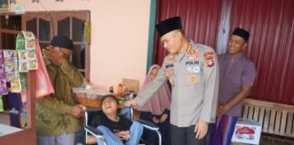 Hari Bhayangkara ke- 79 Kapolres Metro Bekasi Berikan Kursi Roda Bantu Habiba Lawan Keterbatasan