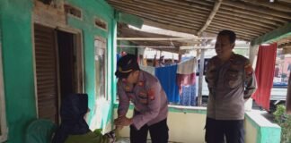 Sambut Hari Bhayangkara ke-79, Polsek Sukatani Salurkan Bantuan Sembako kepada Warga Kurang mampu