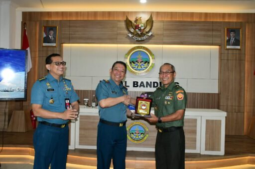 Komandan Lanal Bandung Berikan KKDN Kepada Mahasiswa S2 Fakultas Keamanan Nasional UNHAN RI