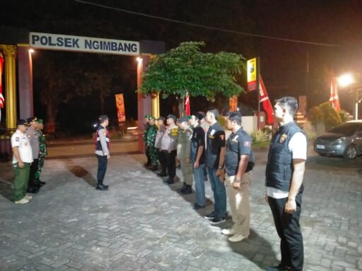 Polsek Ngimbang Gelar Apel Gabungan Malam 1 Muharom1447 H/2025 di Mapolsek Ngimbang
