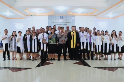Kapolres Talaud AKBP Arie Sulistyo Serahkan Bantuan Kapolda Sulut untuk Gereja Paradise Melonguane