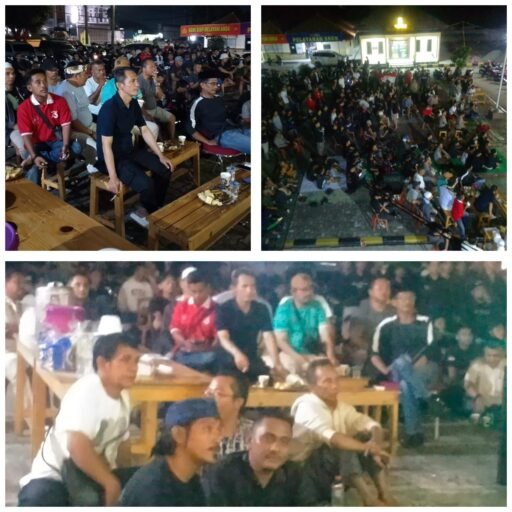 Kapolsek Cikande Bersama Warga Nobar Indonesia Vs China di Halaman Mapolsek