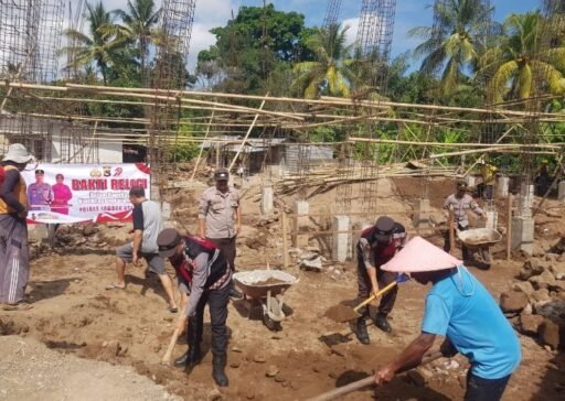 Polisi Gotong Royong Bangun Masjid Dusun Tukak Bendu Jelang HUT Bhayangkara ke-79,