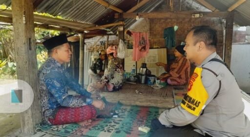 Peduli Sesama, Bhabinkamtibmas Pagutan Timur Sambangi Lansia 136 Tahun di Petemon