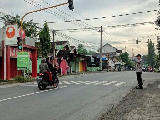 Demi Kelancaran dan Antisipasi Kecelakaan Polsek Ngimbang Melaksanakan Commanderwish Pagi