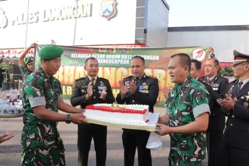 Dandim 0812 Lamongan Beri Kado Spesial untuk Kapolres Lamongan di HUT Bhayangkara ke-79