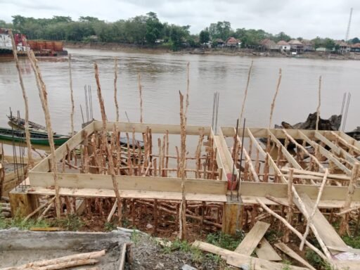 Komitmen membangun desa, kades tanjung kurung bangun infrastruktur drainase dan jalan beton