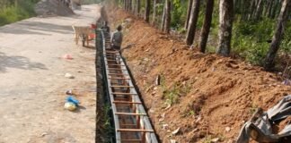 Komitmen membangun desa, kades tanjung kurung bangun infrastruktur drainase dan jalan beton