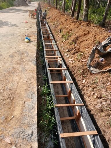 Komitmen membangun desa, kades tanjung kurung bangun infrastruktur drainase dan jalan beton
