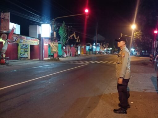 Polsek Ngimbang Patroli Blue Light Antisipasi Kejahatan 4C dan Hitam – Hitam di Malam Hari