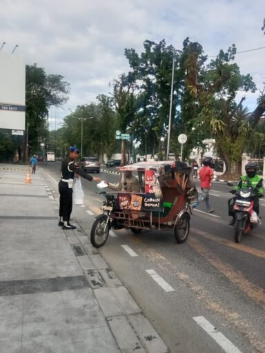 Di Jum’at Berkah, Masyarakat Antusias Terima Sarapan dari Denpom I/5 Medan