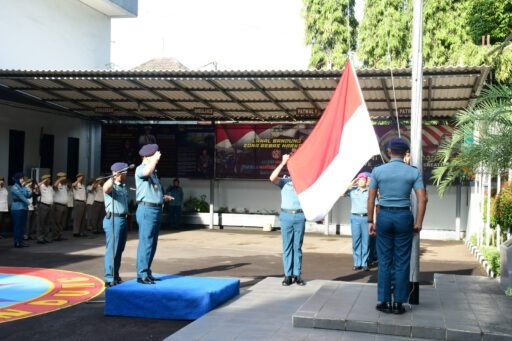 Komandan Lanal Bandung Pimpin Upacara Bendera 17-an