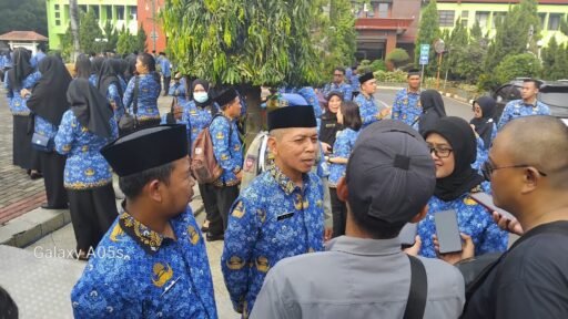 Kepala BKPSDM Kota Bekasi Serahkan SK PPPK Tenaga Kesehatan Kota Bekasi