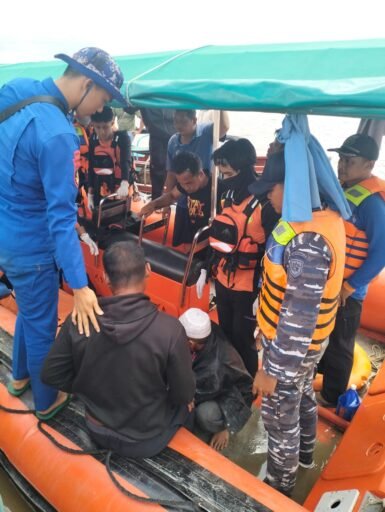 Pos TNI AL Tanjung Datuk&Tim SAR Gab Berhasil Temukan Korban Kecelakaan Laut Di Perairan Tras Jaya