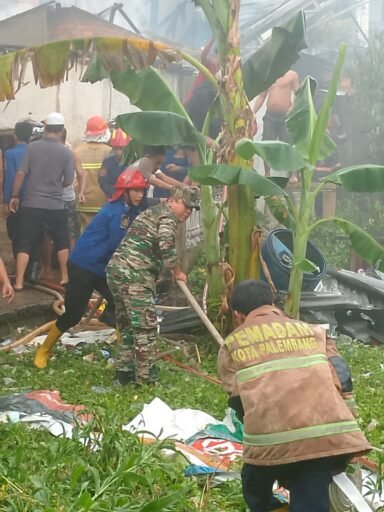 Babinsa Peltu Adi Arya Terjun Langsung Bantu Penanganan Kebakaran di 9 Ilir, Palembang