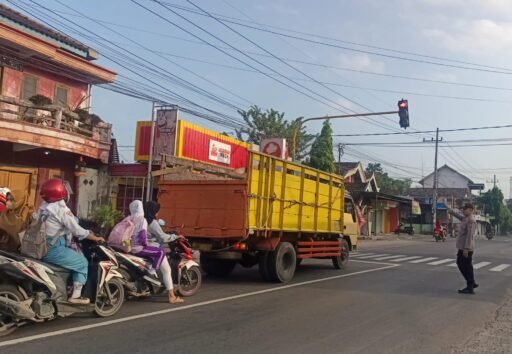 Polsek Ngimbang Secara Rutin Melaksanakan Commanderwish Pagi di Daerah Rawan Kemacetan