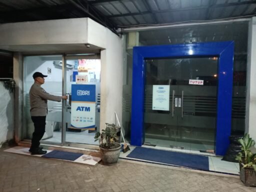 Polsek Ngimbang Gelar Patroli Blue Light Guna Cegah 4C Dan Antisipasi Kriminalitas di Malam Hari